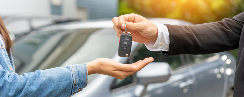 Återförsäljaransvarig ger bilnycklar